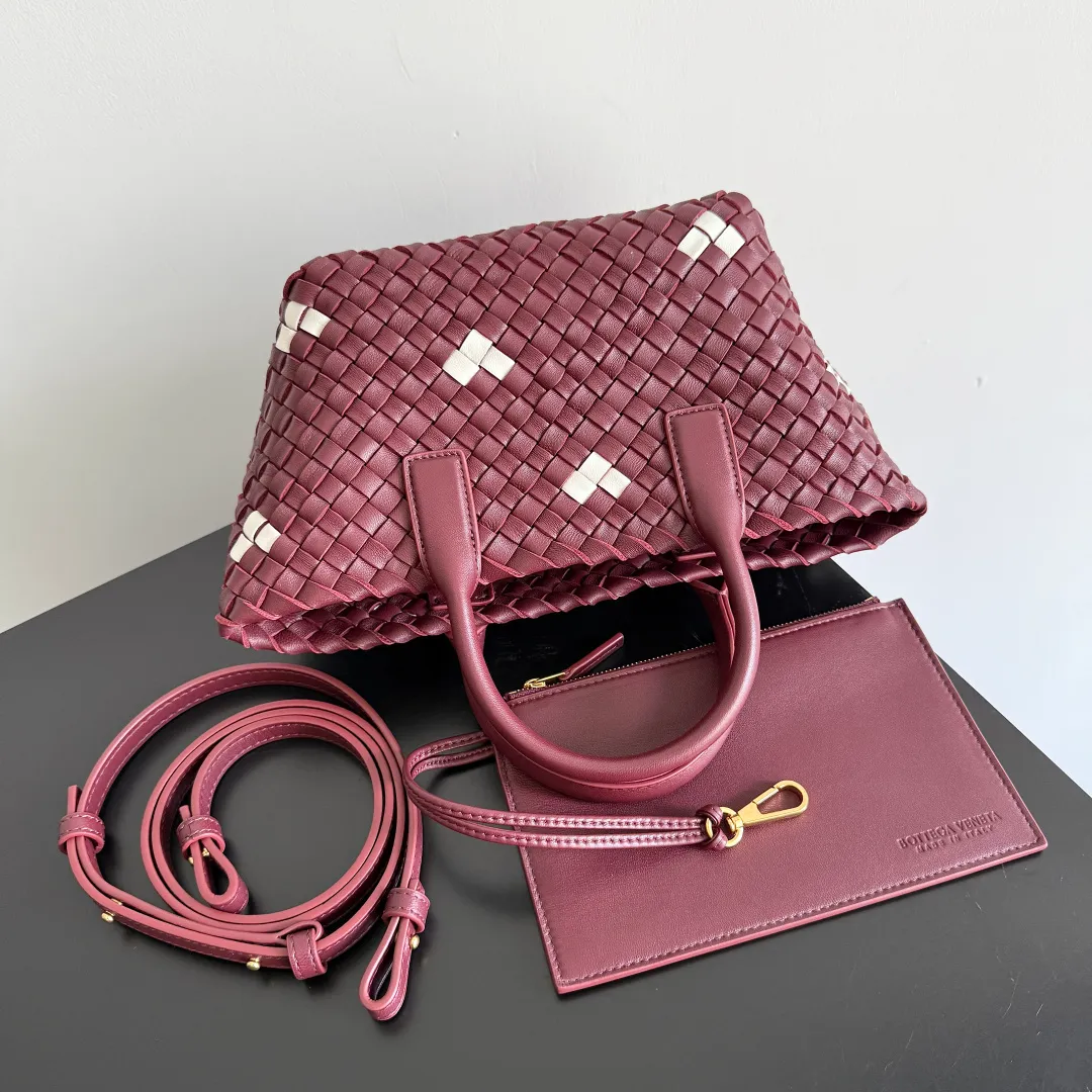Batch 2120 ready-made BV Mini Cabat limited edition mini vegetable basket💓 The classic bag is available in mini size, different styles can be matched with a full sense of fashion💯 If you like it, don’t miss it, built-in small card holder, double-layer sheepskin weaving inside and outside, full of details✅ Style number: 709464 Size: 22*6.5*15.5cm